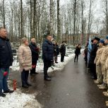 На Богословском кладбище почтили память Героя-подводника Александра Маринеско