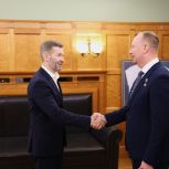 Владислав Кузнецов обсудил тему трудоустройства ветеранов специальной военной операции с Евгением Рэцой, Героем России, участником президентской программы «Время Героев»