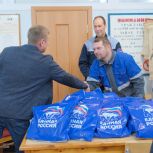 В преддверии Дня народного единства депутат окружного Собрания Виктор Гмырин совместно с заместителем руководителя РИК Партии «Единая Россия» Иваном Лаптандером встретились с сотрудниками службы подземного газопровода и аварийно-диспетчерской службы Ненецкой коммунальной компании