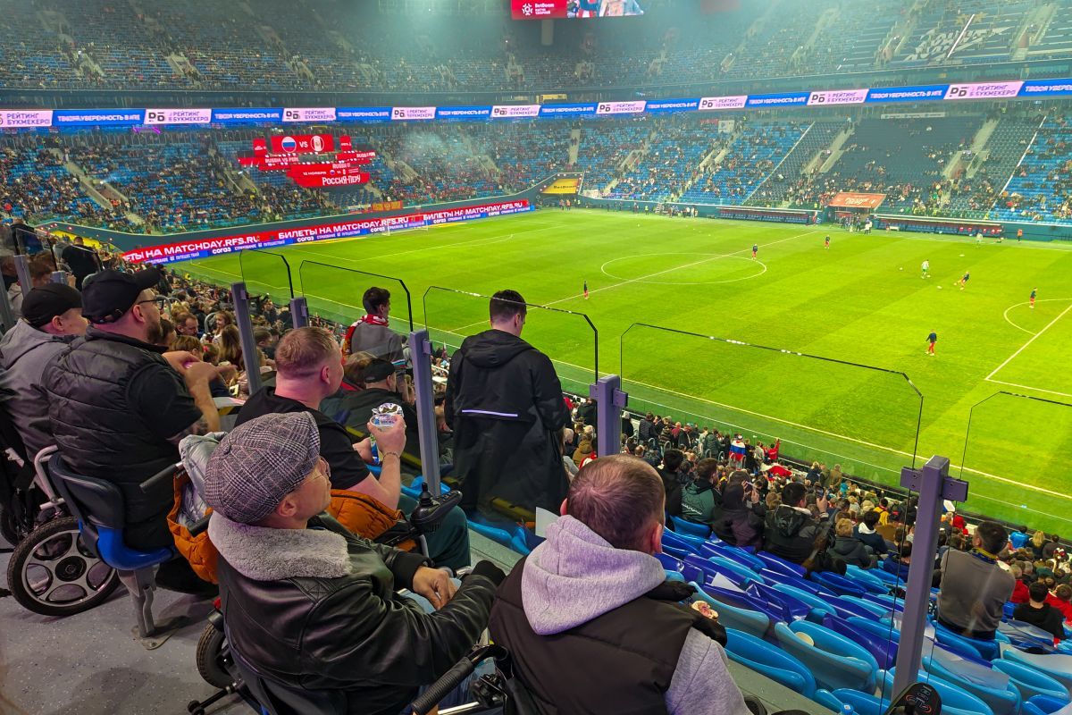 По инициативе «Единой России» участники СВО посетили футбольный матч сборных России и Перу в Санкт-Петербурге