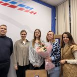 В СВАО поздравили семьи с Днем матери и подарили компьютеры
