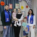 Губкинцы поздравили с наступающим Днем матери многодетную маму-супругу участника СВО