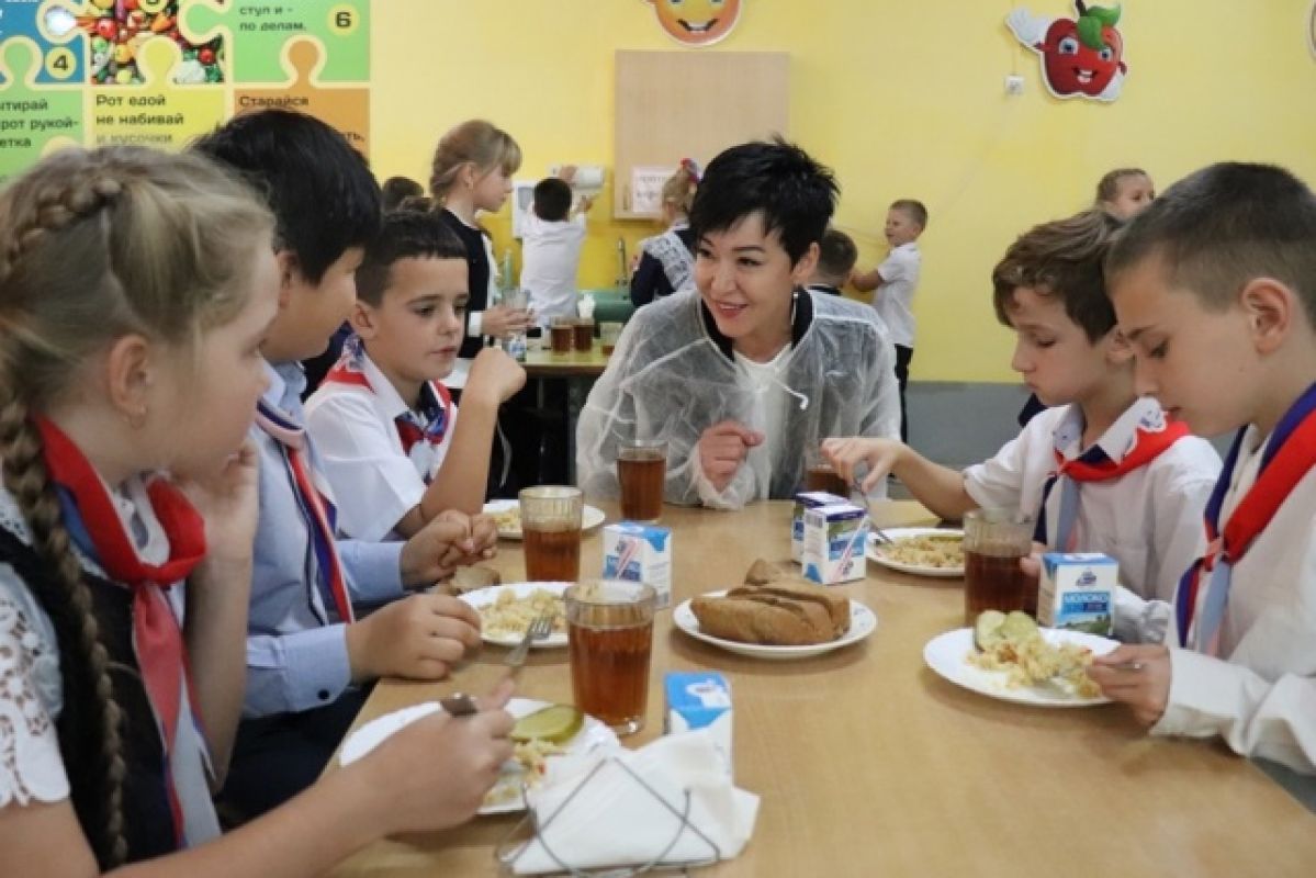 Вкусно и полезно: Юлия Пак оценила школьные обеды в Сибирцево