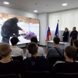 В день профессионального праздника сотрудники полиции рассказали о своей службе представителям молодого поколения
