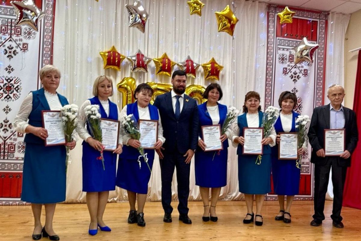 Депутат Роман Алексеев поздравил Новочурашевскую школу со 150-летним юбилеем