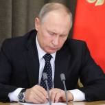 Владимир Путин подписал закон о продлении на полгода выплат на детей без очной подачи заявлений