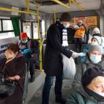 Омские единороссы раздали защитные маски пассажирам общественного транспорта