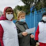 Унечские волонтеры раздают защитные маски в общественных местах
