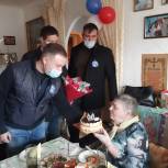 Единороссы поздравили с 90-летним юбилеем ветерана трудового фронта из Тюмени