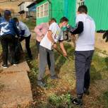 В Стерлибашевском районе партийцы провели субботник во дворе ветерана