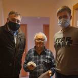 Озерск: Депутаты «Единой России» дарят мобильные телефоны ветеранам Великой Отечественной войны
