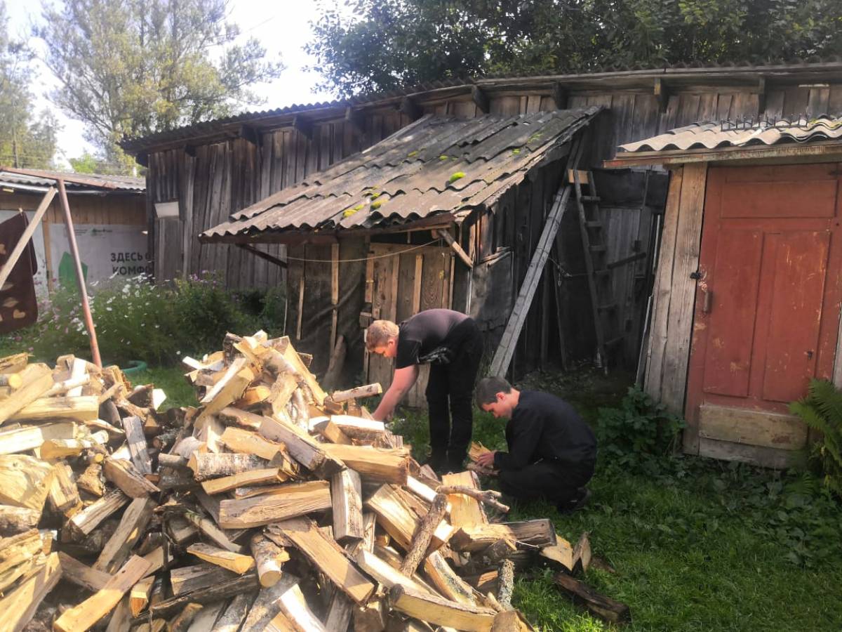 Ельнинским пенсионерам помогли с заготовкой дров на зиму