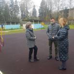 Александр Легков посмотрел обустройство спортплощадки в детском саду Сергиева Посада