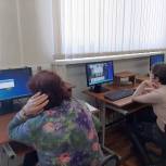 Пожилые жители Октябрьского обучаются основам компьютерной грамотности