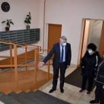 Тарас Ефимов осмотрел ремонт подъездов в Реутове