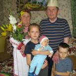В Сернурском районе первичное партийное отделение провело провело онлайн-выставку «Я с бабулей, я с дедулей»