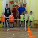 Сергей Воронин передал футбольный инвентарь детскому саду Верх-Исетского района