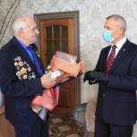 Лидер кубанских единороссов Николай Гриценко вручил телефоны фронтовикам