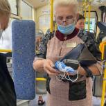 В общественном транспорте Севастополя бесплатно выдают медицинские маски