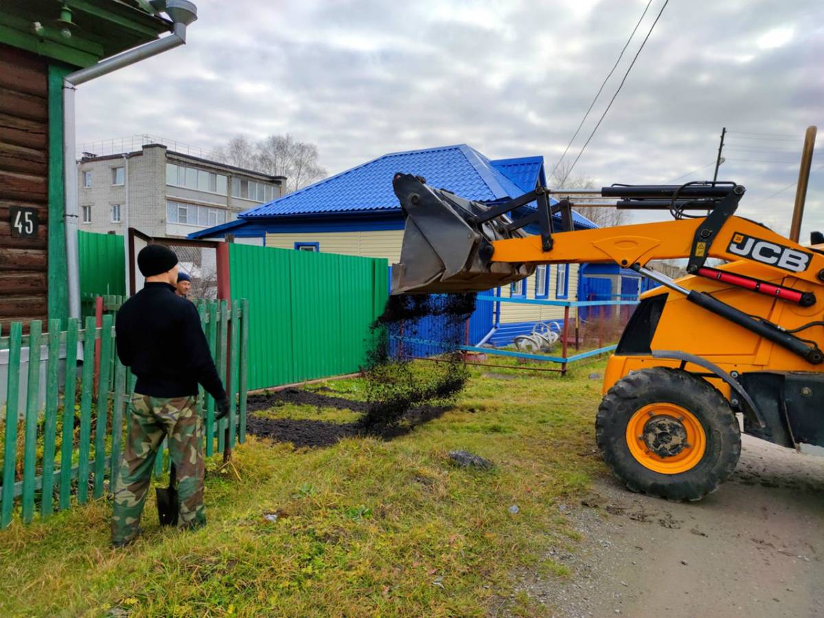 Сергей Вакарин помог пожилой тоболячке обустроить тротуар возле ее дома