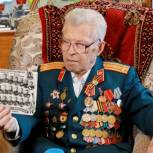 Новосибирские единороссы и «Волонтеры Победы» вручили телефон 94-летнему педагогу-фронтовику