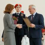 Иван Белозерцев поздравил педагогов с праздником