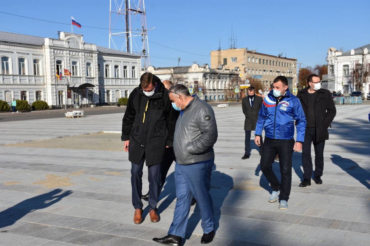 В Троицке контролируют ход работ по реконструкции центральной площади