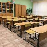 В манушкинской школе городского округа Чехов единороссы помогли поменять напольное покрытие