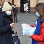 Члены Центрального местного отделения партии «Единая Россия» провели акцию по раздаче защитных масок студентам