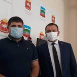 Депутату от партии «Единая Россия»  Егору Селитралю вручили свидетельство и значок депутата Собрания города Трехгорного.