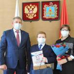 Александр Богомаз наградил самого юного победителя «Диктанта Победы»