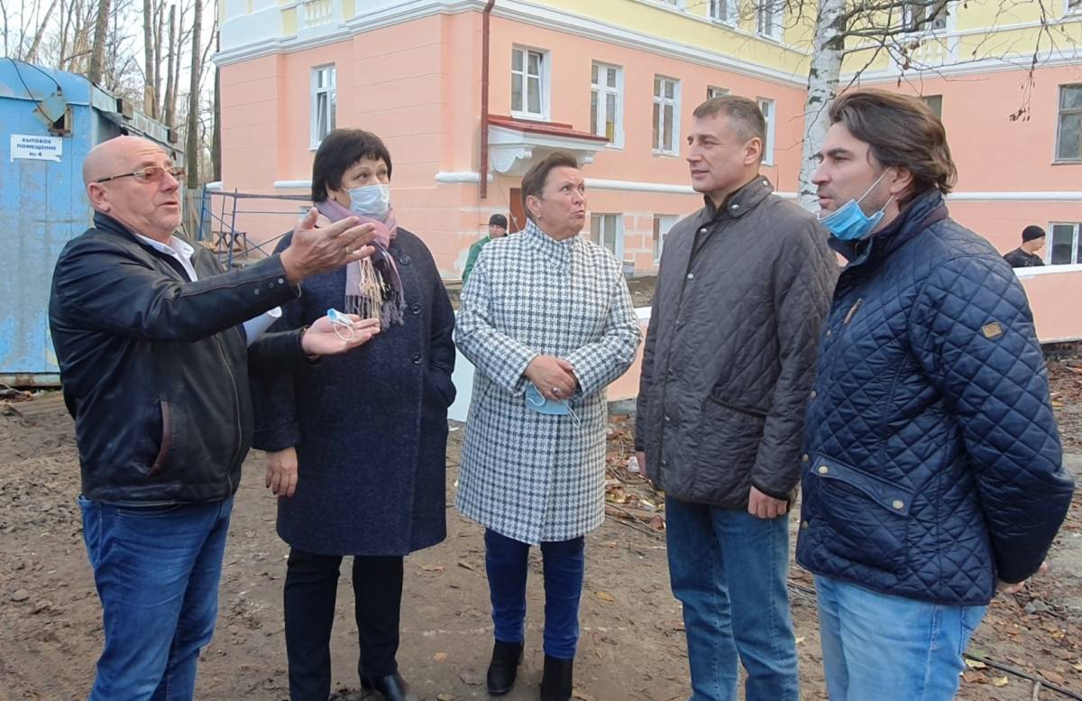 Александр Дятлов и Николай Трухин проверили ход ремонтов в больницах  Северодвинска