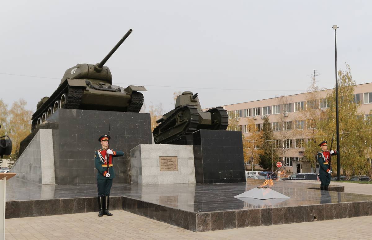 На площади Славы в Нижнем Новгороде установлена стела с именами сормовичей  - Героев Советского Союза и полных кавалеров ордена Славы