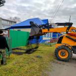 Сергей Вакарин помог пожилой тоболячке обустроить тротуар возле ее дома