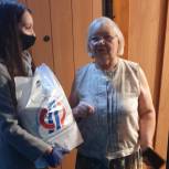 Волонтеры "Единой России" помогают доставлять пенсинерам продуктовые наборы