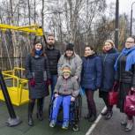 В Мурманске «Единая Россия» организовала общественную приемку первой в городе инклюзивной площадки