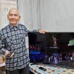 Кузбасские единороссы подарили ветерану Великой Отечественной войны телевизор