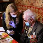 95-летнему ветерану из Новосибирска единороссы вручили телефон с бесплатной сотовой связью