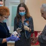 Ветерану ВОВ в день 95-летия вручил телефон депутат-единоросс