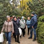 Единороссы организовали экскурсию для людей старшего поколения