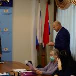 Александру Сарапкину вручили удостоверение депутата Законодательного Собрания