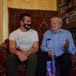 Волонтёры поздравили ветерана Великой Отечественной войны с Днём отца
