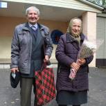 В Конышевском районе поздравили семью с 65-летием супружеской жизни
