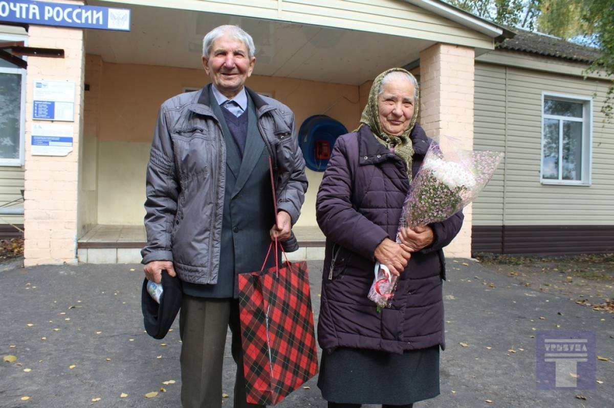 В Конышевском районе поздравили семью с 65-летием супружеской жизни