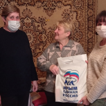 Подарки, концерты и субботники во дворах пенсионеров: как в Крыму прошел День пожилого человека