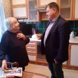 Единороссы поздравили Ксению Ольхову с Днем пожилого человека