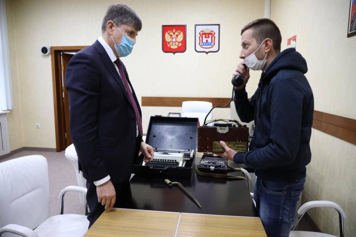 Андрей Кропоткин передал два военно-полевых телефонных аппарата в «Музей  Балтрайона»