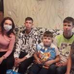 Юлия Литневская вручила подарки многодетной семье из Заводского района Саратова