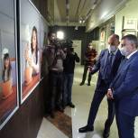 Выставка фотографий пациентов знаменитого детского хирурга Юрия Козлова открылась в Иркутске