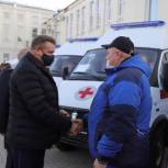 Глава региона вручил ключи от машин скорой помощи представителям лечебных учреждений